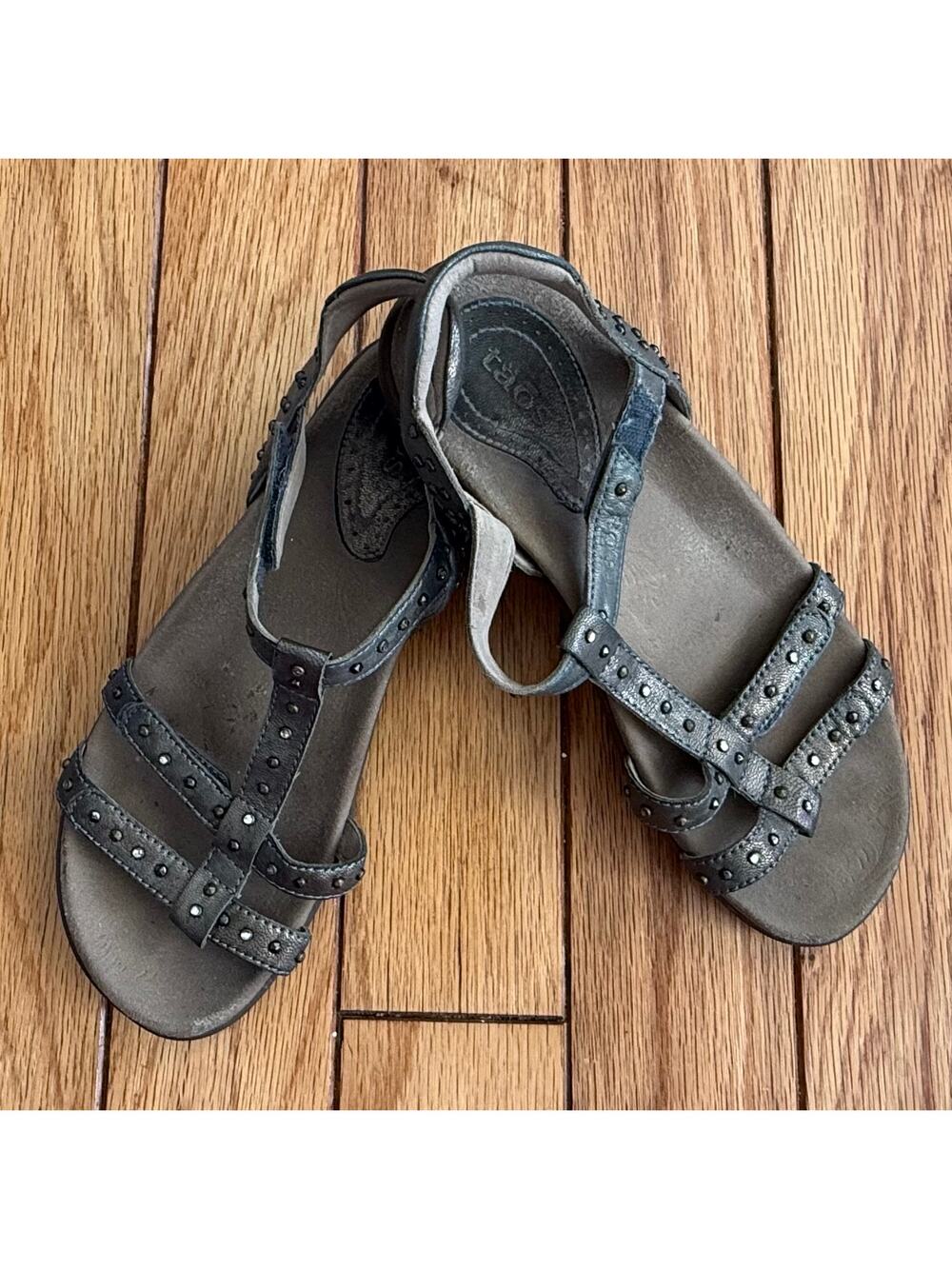 Taos Party Pewter Gray Leather Studded Sandals Women’s Size 7 Adjustable Straps